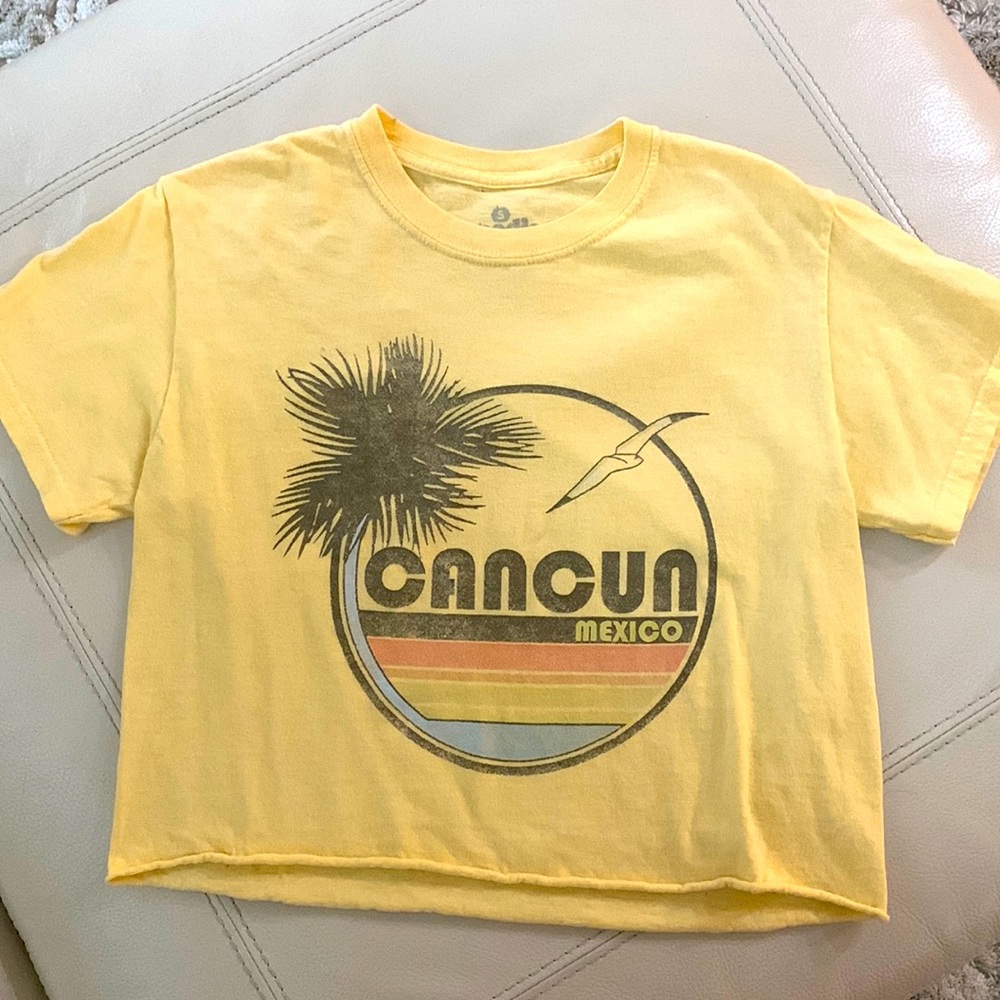 Cropped tee with tropical design